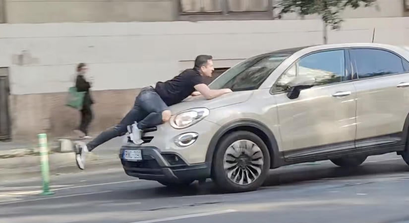 Koccant a taxissal, el akart hajtani, mire a taxis felugrott a motorháztetőre és kapaszkodva jött vele 100 métert