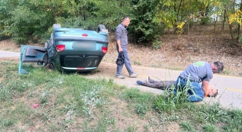 Nagy baleset Szabolcsban, a sofőr ott feküdt a felborult autó mellett – fotókkal