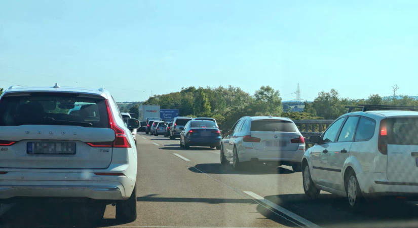 Jelentős a torlódás az M1-es autópálya mindkét oldalán Herceghalomnál