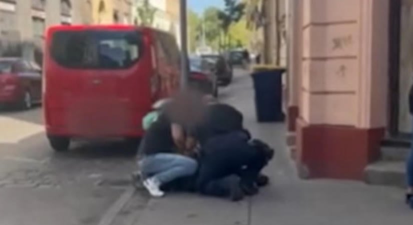 Videón a rendőrségi akció, nyilvános WC-ben terítette a kábítószert a díler