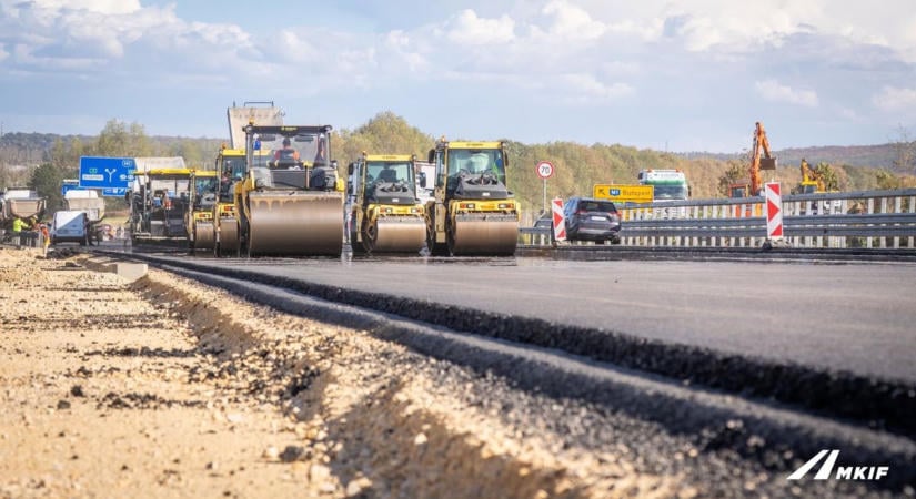 M1-es autópálya bővítése: már a végleges aszfalt került a pályaszerkezetre