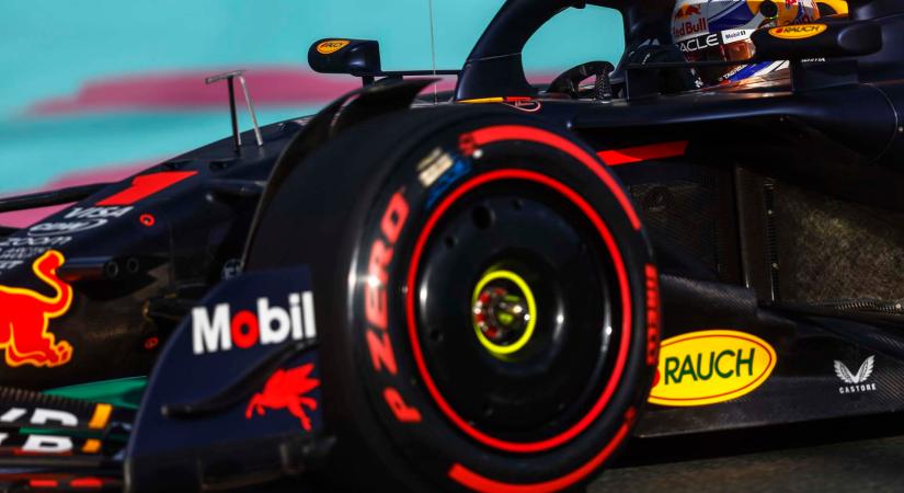 Verstappen az élen, a piros zászlók is előkerültek a japán nyitóedzésen