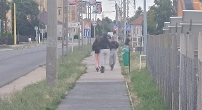 Rolleres lányok okoztak életveszélyes helyzetet a csornai főúton