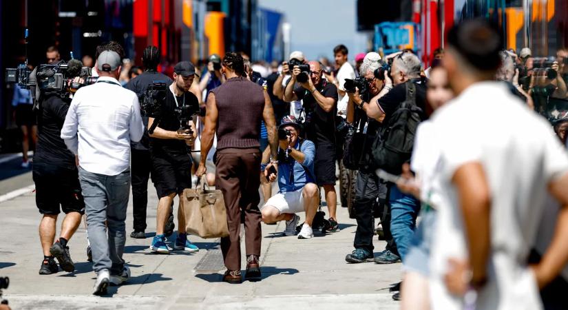 Szoboszlaié ehhez képest semmi: Fotókon Lewis Hamilton Hungaroringen viselt extravagáns ruhája - galéria