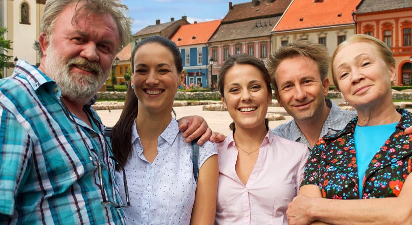 A mi kis falunk sztárjai Vác főterén forgattak – Az RTL sorozata a városban készült, megszólalt a rendező, hogy miért döntöttek így