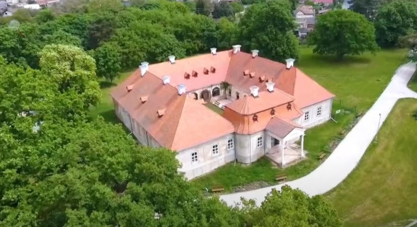 Megnyitották a felújított zselízi Esterházy-kastélyt