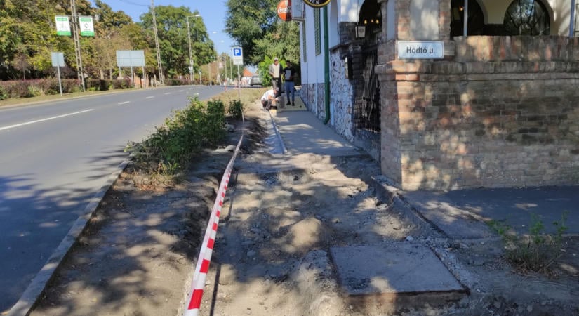 Eltüntették a hepehupákat Kaszap utcai járda egy szakaszáról