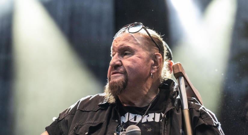 Megtört arccal, fekete zakóban Földes László Hobó, így búcsúzik örökre Deák Bill Gyulától a temetésén