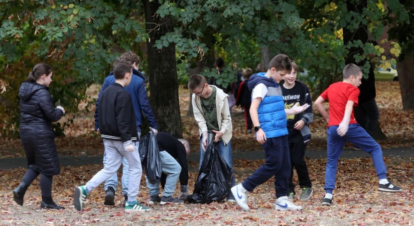 Kincsek az út szélén – húszezrest talált egy kisdiák a kaposvári szemétszedő akció közben