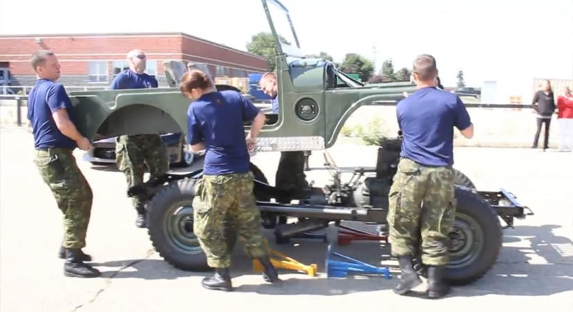 Már a motorháztetőt se nyitja fel amíg ezek a katonák szétkapnak egy terepjárót