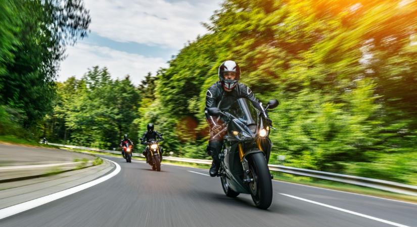 Életveszély: száguldó motorosok produkálják magukat a kanyarfotósnak