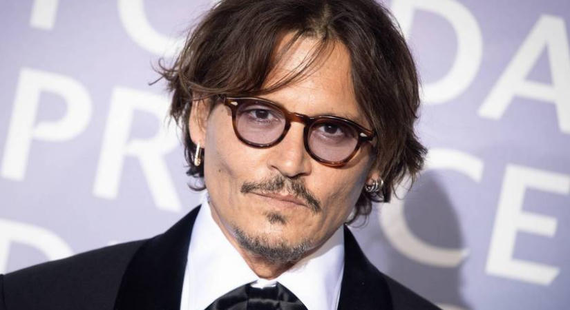 A 63 éves Johnny Depp felismerhetetlen lett: ősz pajesszal, hosszú hajjal így néz ki