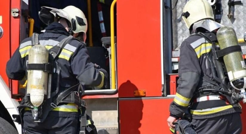 Kigyulladt egy kisbusz Kóny közelében, a tűz átterjedt a jármű belső részére is - Tizenheten utaztak a járműben