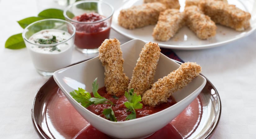 Ez a legtutibb nasi recept: rántott mozzarellarudak mártogatóssal