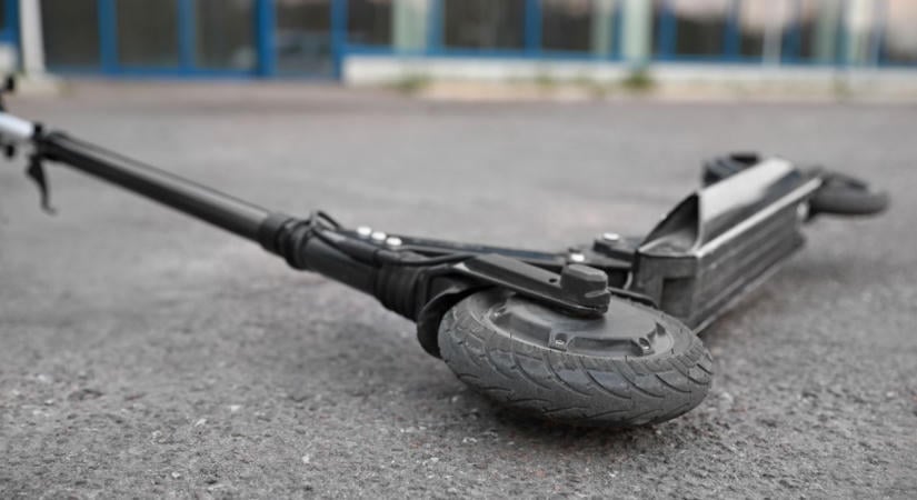 Sorra lopta a rollereket egy férfi Tatán