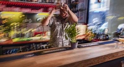 Török rocklegenda ihlette az új bárt, ahol a natúr borok és a koktélok rajongói közös nevezőre juthatnak