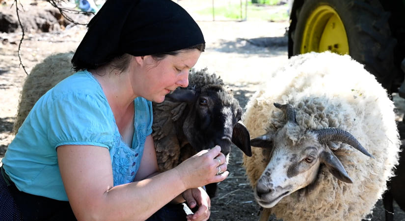 Népviseletben talált önmagára a nógrádi pár – Réka és Zoli ma már úgy élnek, mint elődeik