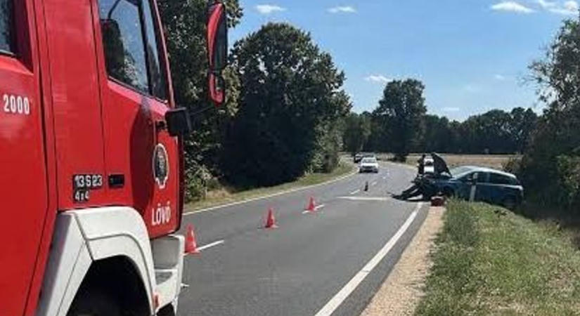 Feszítővágóval kellett kiszabadítani a sofőrt az árokba hajtott autóból