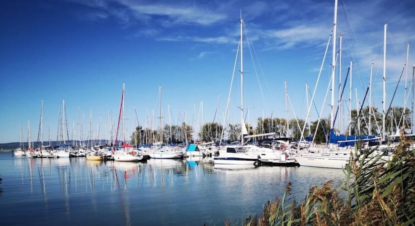 Súlyos százezrekre rúghat a téli kiemelés a Balatonon: ennyit kóstál az iszapba ragadt hajók kimentése