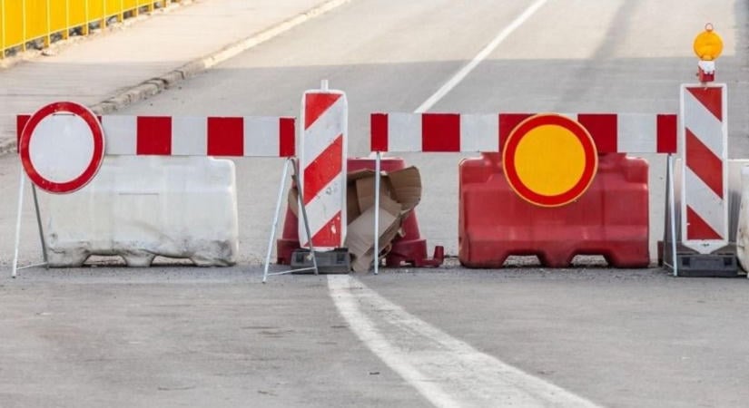 Nagy a torlódás a sztrádán - A belső sávot lezárták az M1-es autópálya Hegyeshalom felé vezető oldalán
