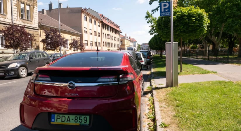 November 30-ig kötelező lecserélni a plug-in hibrid járművek zöld rendszámát