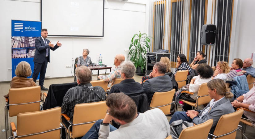 Hallatta hangját a fotográfustársadalom