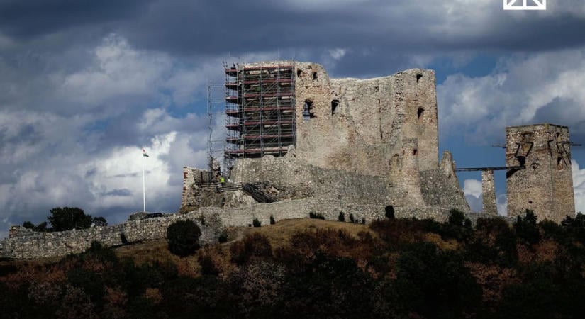 A legszebb kilátást most egy vár állványzata biztosítja a Bakonyban (galéria)