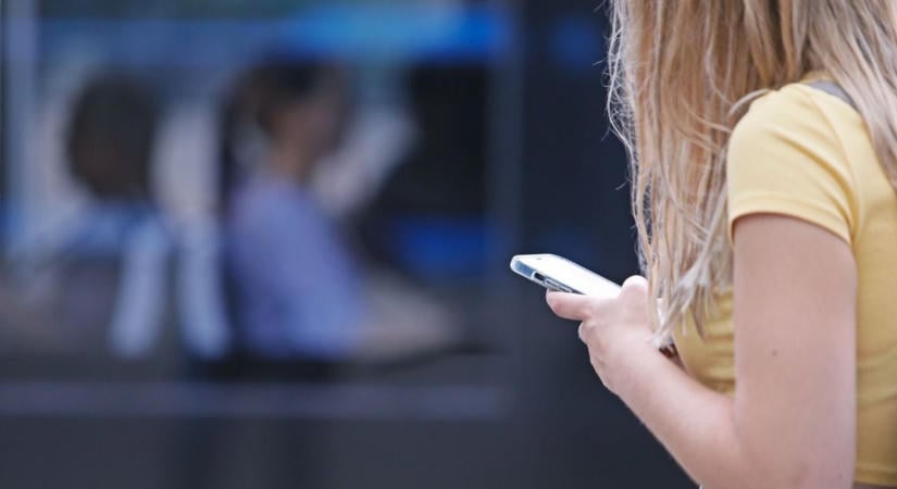 A lezárt telefonon is látható lehet a banki üzenet, így védheti meg a pénzét