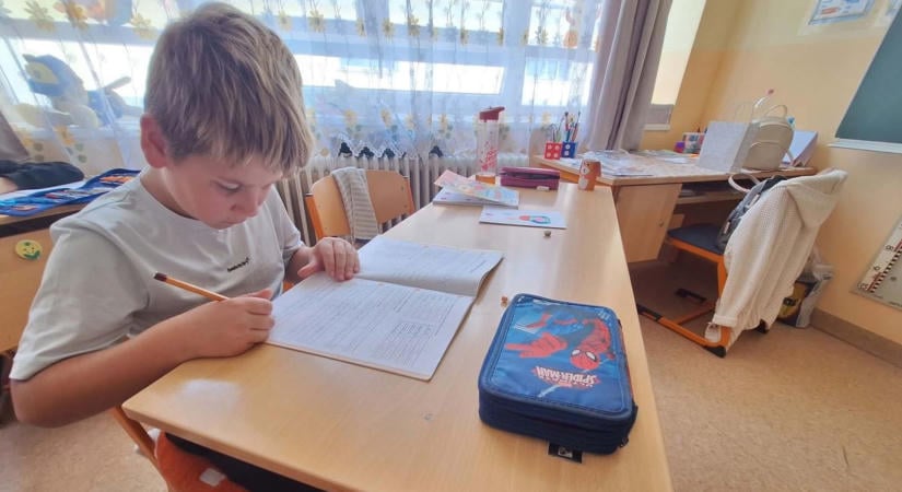 Elfelejtünk kézzel írni? Döbbenetes tapasztalatok az osztályteremből – a pedagógusok már érzik a változást a gyerekeknél