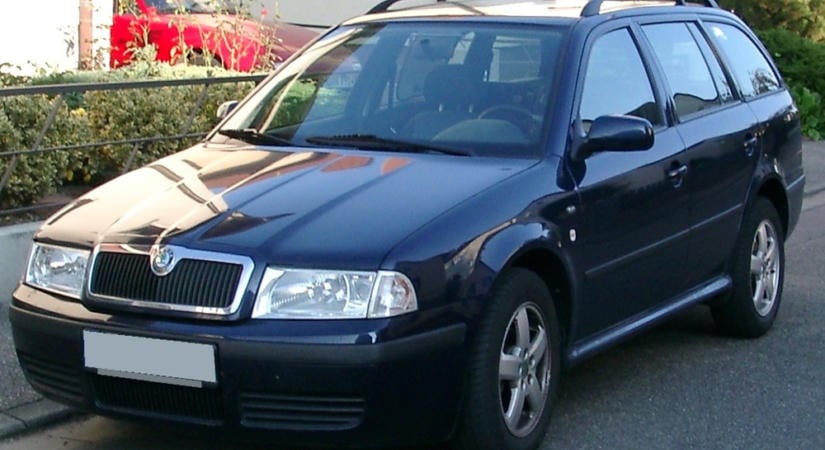 Videón a Škoda Octavia, amit rogyásig pakoltak fával