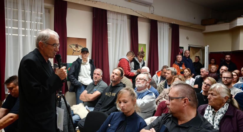 A kisapostagi gazdák nem adják a földjeiket szélerőműveknek, tapsvihar fogadta a kijelentést