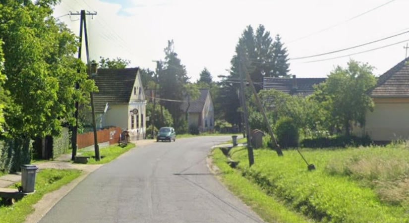 Fehér furgonból figyelik a portákat éjjel az egyik faluban, aggódnak a helyiek