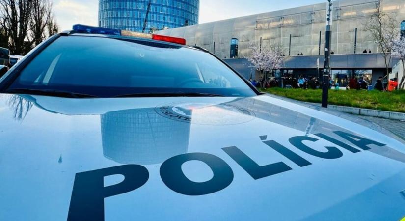 Betörtek egy pozsonyi áruházba, elektronikai cikkekkel távoztak a tolvajok