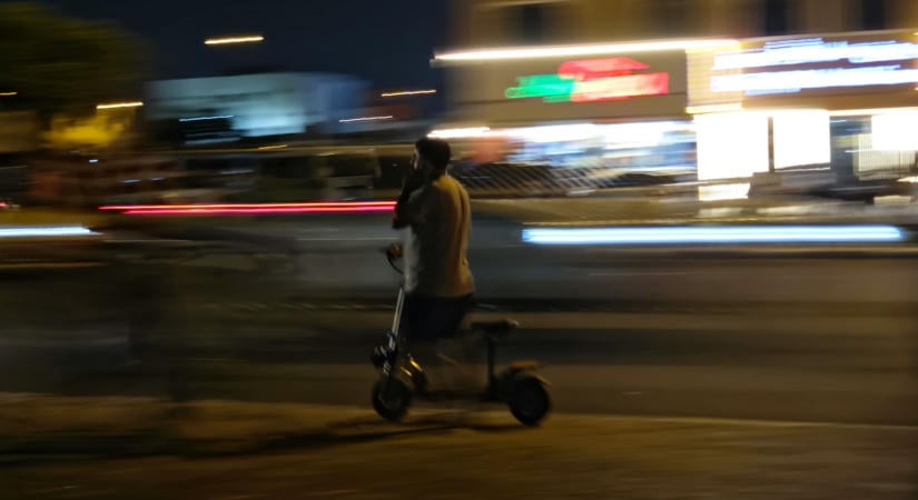 Cserbenhagyás: száguldozó rolleres miatt súlyosan megsérült egy 90 éves