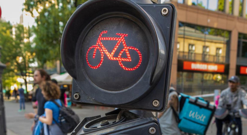 Sok a konfliktus, eltűnik a járdáról a kerékpársáv a József körút egy részén