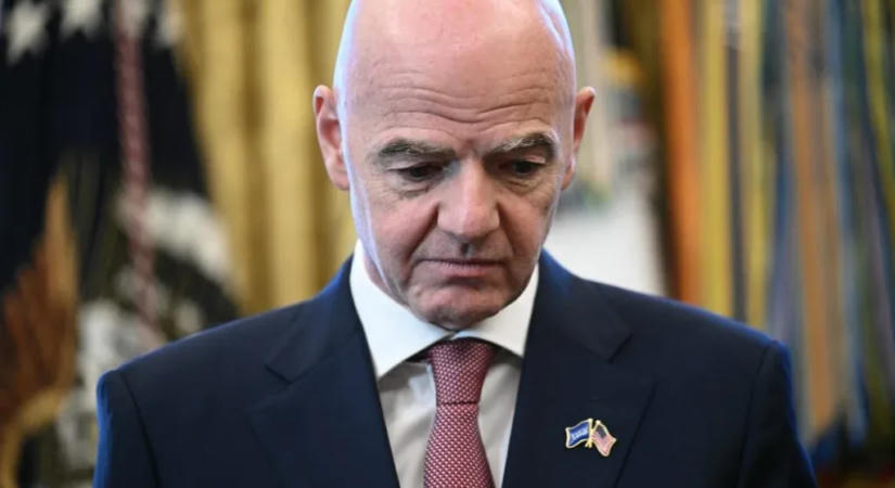 Elnézést kért a FIFA elnöke, maradhat a posztján