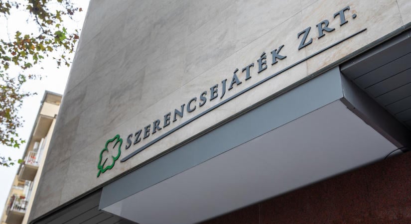 Távozott a Szerencsejáték Zrt.-től a Fidesz képviselője, miután a cég épületéből hívott kormányellenes tüntetésre