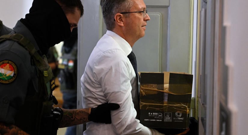 Magyar Péter az "anyám kínjáról": Védjen meg téged Orbán Viktor!