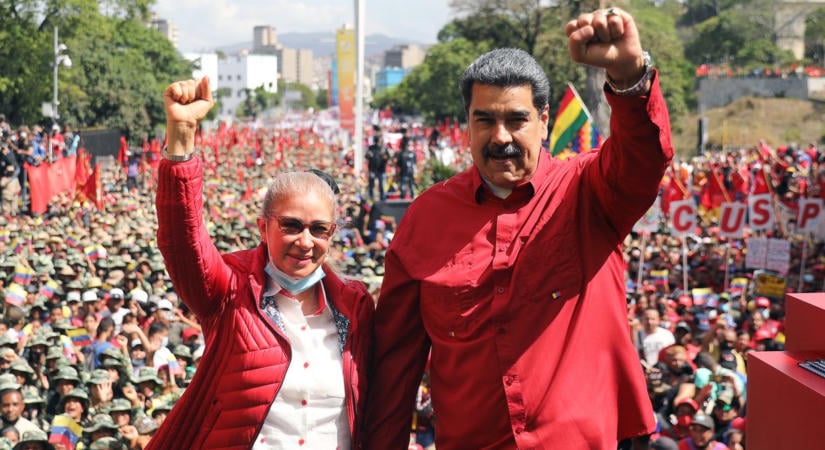 Verés, fenyegetés, áramütés – rendszerszintű kínzásokkal is vádolják a volt venezuelai elnököt és feleségét