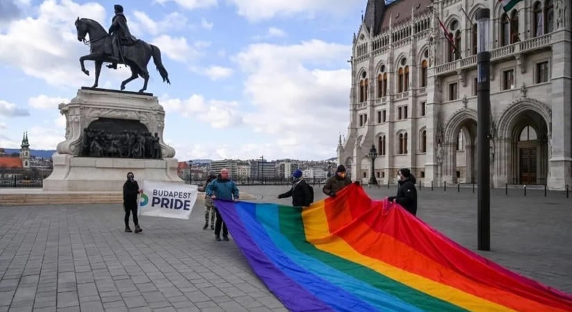 „Eladták a gyerekeinket, abnormális, amit a kormány művel” – Kiakadtak a szülők a tiszás gendertörvény miatt