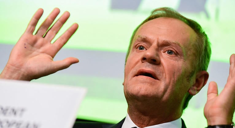 Donald Tusk szerint vicces a hír, hogy ENSZ-főtitkárt faragnának Orbánból