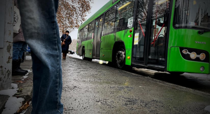 Költségmegtakarítás miatt ritkítanák a buszjáratokat Pécsen