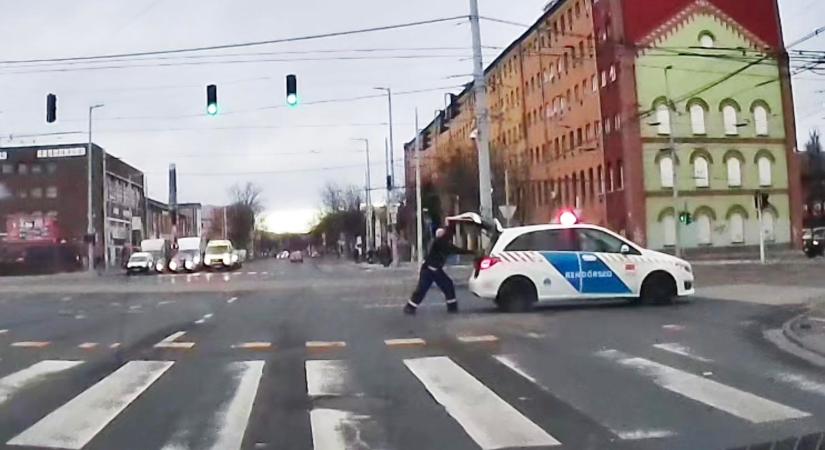 VIDEÓ: Mutatjuk január legjófejebb rendőrét