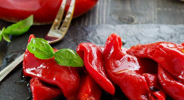 Olajban eltett sült paprika házilag: sokáig eláll a kamrapolcon