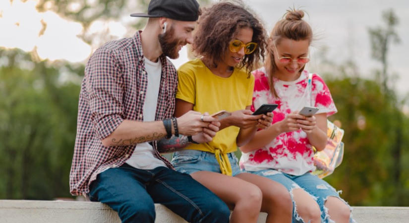 Az iPodtól a vezetékes fülhallgatóig: miért választ egyre több Z generációs fiatal retró technológiát?