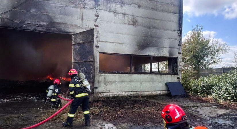 Hatalmas tűz ütött ki egy marosludasi újrahasznosító csarnokban (VIDEÓ)