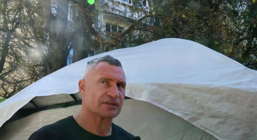 Drónroncsok zuhantak egy kijevi raktárra, egy ember megsérült