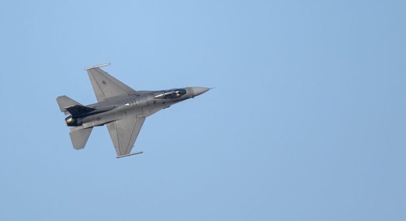 Rendkívüli helyzet az USA-ban – lezuhant egy F-16-os vadászgép, hatalmas volt a robbanás