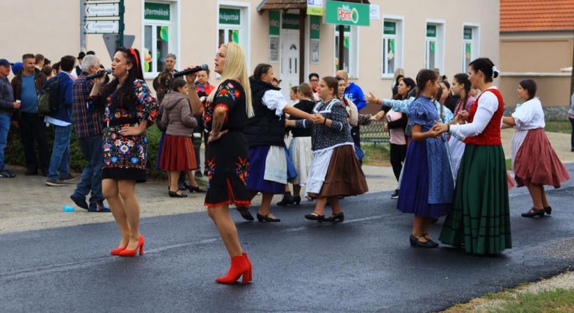Hagyomány, összefogás és vidámság jellemezte az ugodi szüreti felvonulást (galéria)