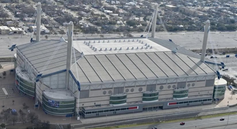 Halálos baleset a texasi stadionban: több ezer néző előtt zuhant le a katona